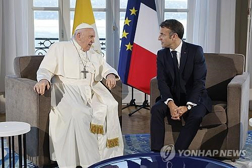佛 마르세유 찾은 교황, `이주민 무관심` 비판에 마크롱 "우린 부끄러울 것 없어"
